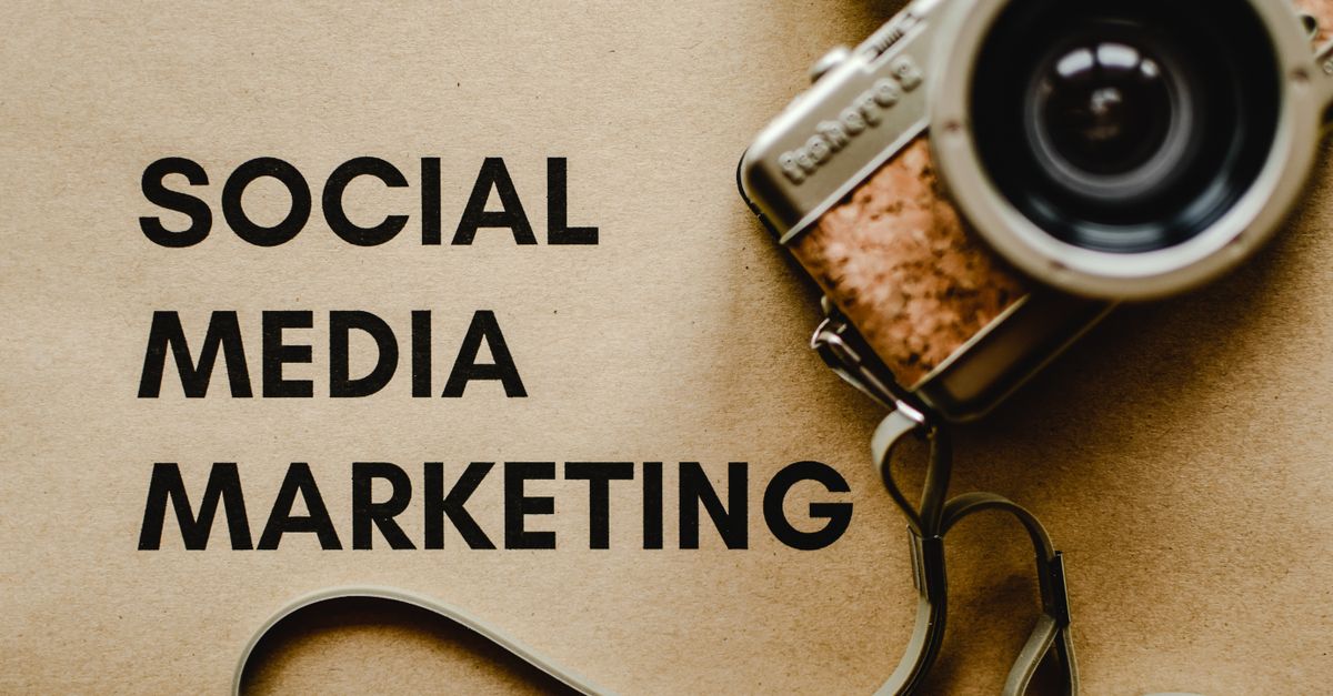 A vintage camera on brown paper with 'SOCIAL MEDIA MARKETING' text, perfect for marketing visuals.