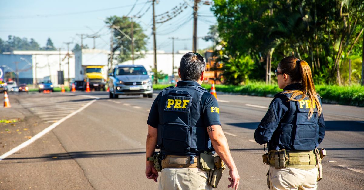 PRF officers monitoring traffic on a sunny day in Londrina, Brazil.